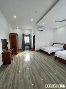 An ChâuChiến Cảnh Hotel的一间卧室配有两张床和一张书桌