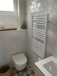 普洛埃默Casa Nomad - appartement cozy les pieds dans l'eau的白色的浴室设有卫生间和水槽。