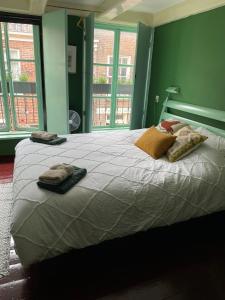 多克姆B&B Suupmarkt的一间卧室配有一张大床和两条毛巾