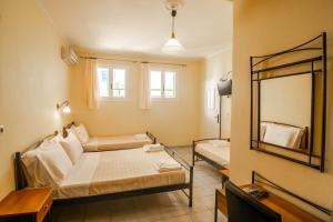 佩里萨费沃斯别墅酒店的小房间设有床和镜子