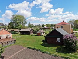 卢布林地区托马舒夫Domek na wsi的享有农场建筑的空中景致