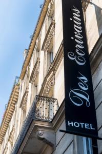 巴黎作家酒店的建筑一侧的酒店标志