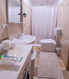 斯库台All Seasons Apartments的浴室配有白色水槽和卫生间。