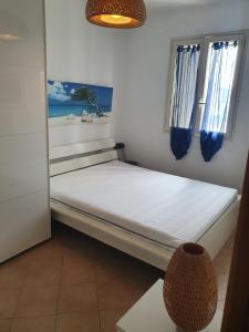 CampomarinoCasa stella marina的一间小卧室,卧室内配有一张床铺