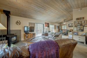 特拉基Serventi Tahoe Donner Cabin的带沙发和电视的客厅