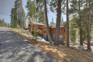 特拉基Serventi Tahoe Donner Cabin的路边树林中的小屋