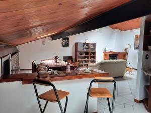 奥里斯塔诺CASA CATY - Oristano的客厅配有桌子和两把椅子