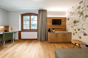 菲茨瑙菲茨瑙阿尔卑斯植被湖泊与研讨会酒店的客房设有床、书桌和电视。