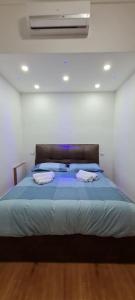 圣雷莫Piazza Colombo-Apartments的一间卧室配有一张床,上面有两条毛巾