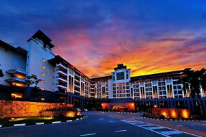 士姑来Amazing View Resort Suites - Pulai Springs Resort的一座背面有日落的建筑