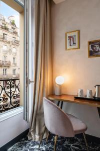 巴黎皇家圣日耳曼酒店的窗前的桌子和椅子