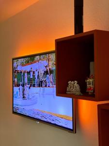 伯布林根Exklusiv, modernes Apartment mit Balkon的挂在墙上的平面电视