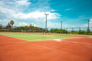 圣佩德罗Best Western Grand Baymen Gardens的网球场,上面有网