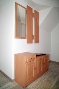 上隆维茨FeWo -schiefe- Marie的一间带木制橱柜和镜子的浴室