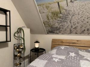 埃姆登Ferienwohnung Ankerplatz的一间卧室配有一张床,享有海滩美景
