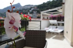 维耶特里Aretusa Resort Amalfi Coast的花瓶上的白花