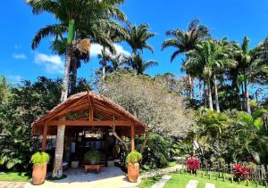 布希奥斯Taman Búzios Hotel的棕榈树花园中的凉亭