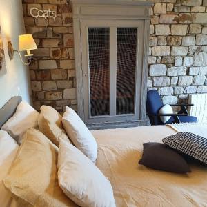 萨尔特-雷斯温泉毗卢赛住宿加早餐旅馆的一间卧室配有带枕头的床和砖墙