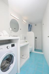 斯科派洛斯Skopelos Aerino house的一间带洗衣机和水槽的浴室