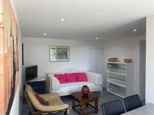 CevioCasa Lele - Sole的客厅配有带粉红色枕头的白色沙发