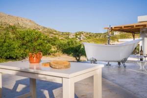 KeramesPanstel Bungalows in Kerames Rethymno的庭院里设有桌子和浴缸
