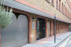 伦敦皮卡迪利Z酒店的街道上两扇门的砖砌建筑