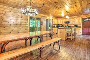 加特林堡Gatlinburg Cabin Hot Tub and Home Theater!的厨房设有木墙和木桌