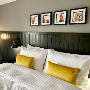 滨海索尔特本The Jack and Jill Coaching Inn的一间卧室配有白色床和黄色枕头