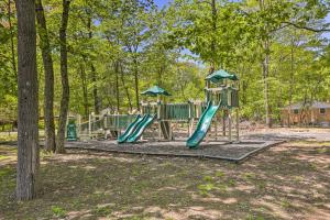 Pocono SummitPoconos Family Getaway with Fire Pit and 2 Game Rooms的公园内一个带两个滑梯的游乐场