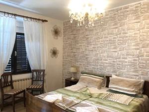 科佩尔Istrian house Mojca的一间卧室设有砖墙和一张床