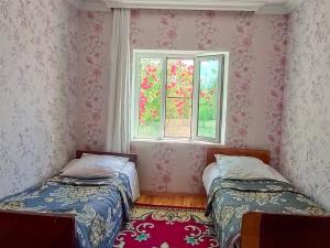 库巴La Casa de Habel的带窗户的客房内的两张床