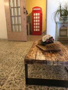 蒙泰圣比亚焦Alloggio per turisti a solo 10 minuti dal mare的一张带电话亭的木桌和红色电话箱