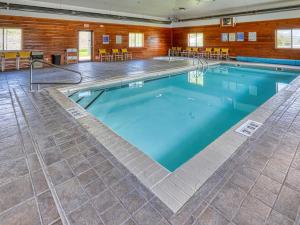 利文斯顿Yellowstone River Inn & Suites的大楼内一个蓝色的大型游泳池