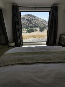 UsakosAchab Eco cabin的卧室设有山景窗户