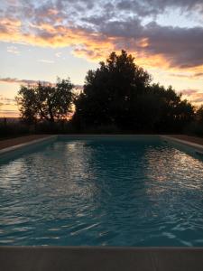 波吉邦西Case Nell' Aia的一座享有日落美景的游泳池