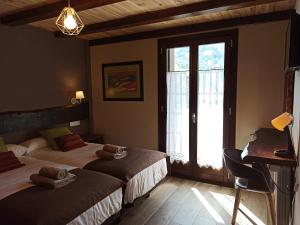 伊萨瓦Casa rural ELURKOIA的一间卧室设有两张床和窗户。
