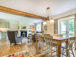 奥格本圣乔治Chasewoods Farm Cottage的用餐室以及带桌椅的起居室。