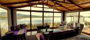 普诺Titicaca Lodge Peru的享有湖泊美景的客厅