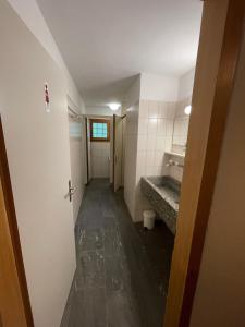 FardünGasthaus Beverin的走廊上的浴室设有水槽和镜子