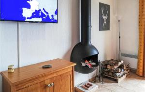 拉萨尔韦塔Nice Home In La Salvetat-sur-agout With Kitchen的带电视的客厅角落处的壁炉
