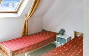 Nice Home In La Salvetat-sur-agout With Kitchen客房内的一张或多张床位