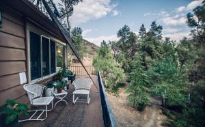 克恩维尔Quiet Mind Lodge, Spa & Retreat Sequoias的阳台,阳台上摆放着椅子和植物