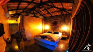 拉迈亚洲秘密度假村的卧室配有一张床