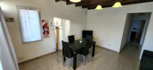 埃尔卡拉法特DEPARTAMENTO CALAFATE CENTRICO #2的一间用餐室,配有黑色的桌子和椅子