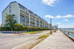 大洋城Crab Cove On The Bay 406的水边街道上的建筑