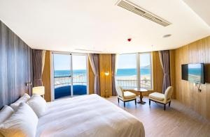 车城垦丁长滩休闲饭店 的酒店客房设有一张床,享有海景。