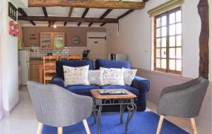 BoisseyAmazing Home In Boissey With Kitchen的客厅配有蓝色的沙发和椅子