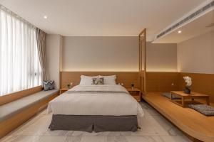 鱼池乡日月潭鸿宾大饭店的一间卧室设有一张大床和一个窗户。