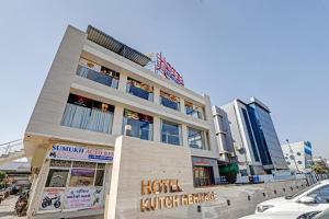 甘德希罕KUTCH HERITAGE HOTEL的街道中央的酒店