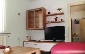梅德巴赫Beautiful Apartment In Medebach With Kitchen的客厅配有木桌上的电视